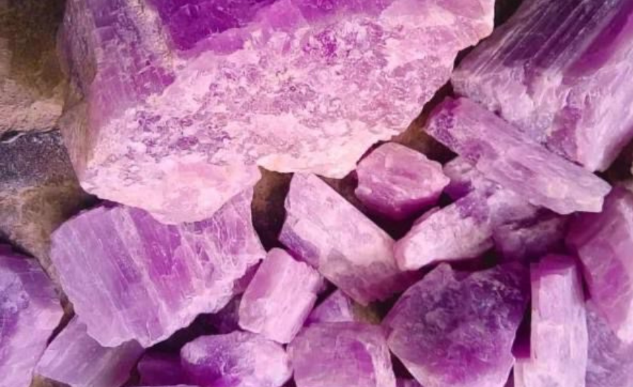 Kunzite ore